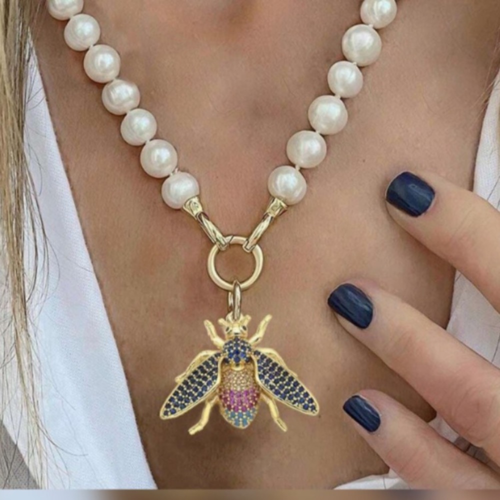 Elegant Pearl Necklace with‎ Gold Bee Pendant